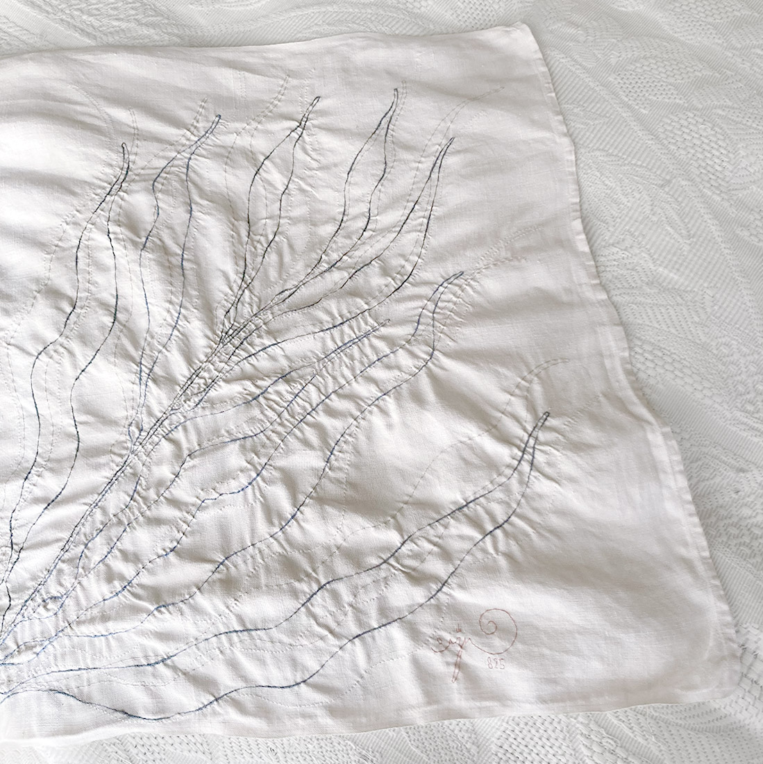 Tovaglietta ricamata a mano su strofinaccio vintage