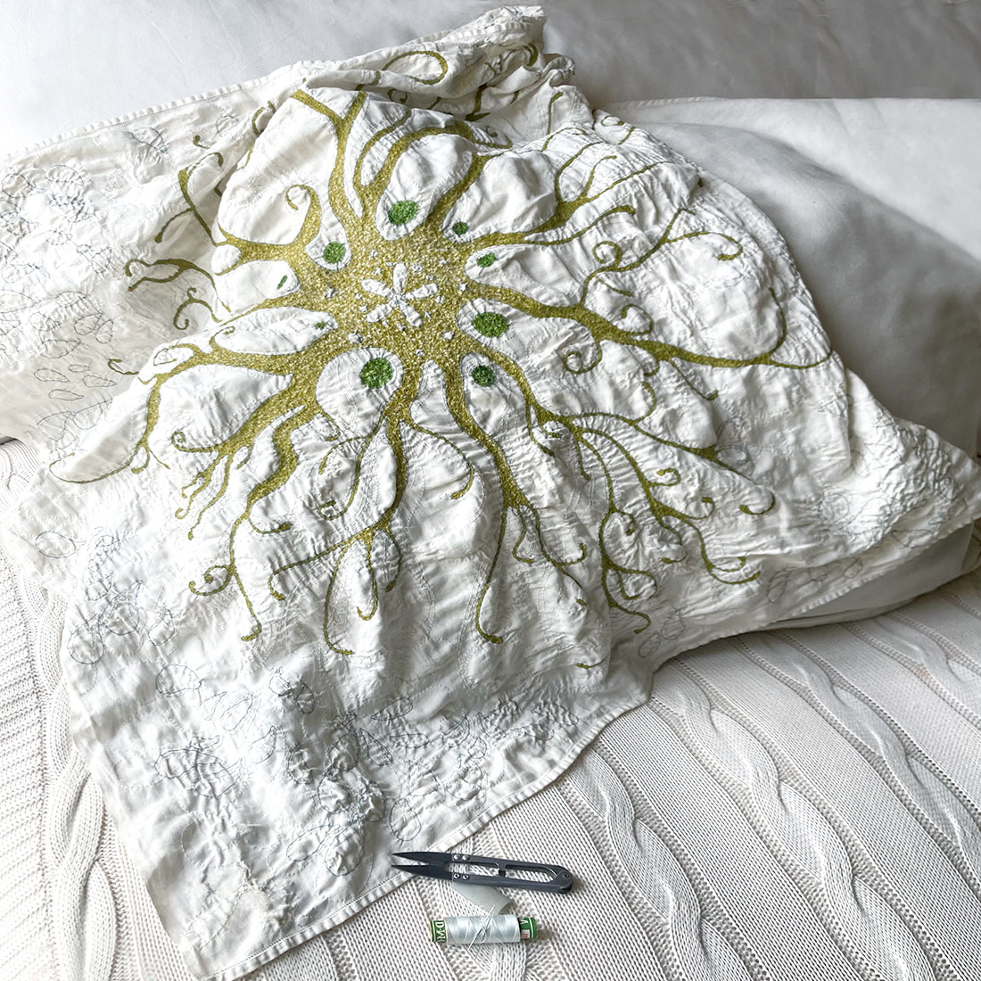 tovaglietta da tè ricamata a mano su tessuto vintage