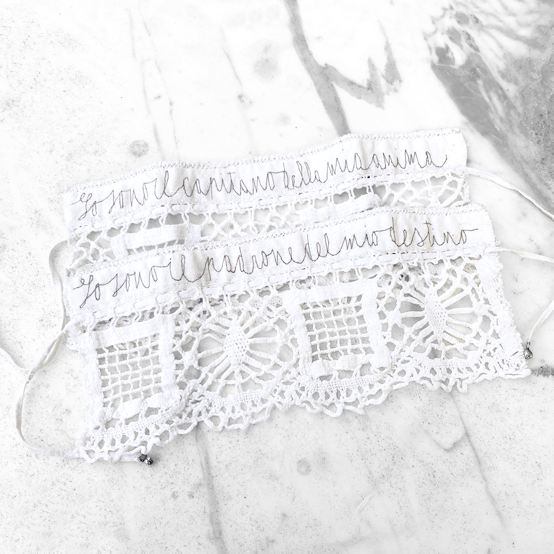 Polsino con merletto di cotone ricamato a mano